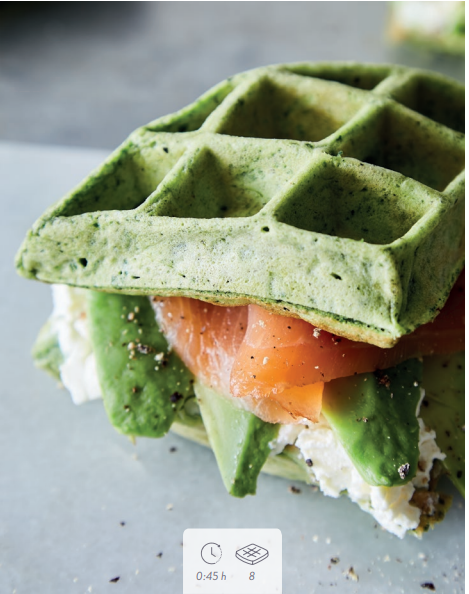 Grüne Spinatwaffeln mit Lachs und Avocado