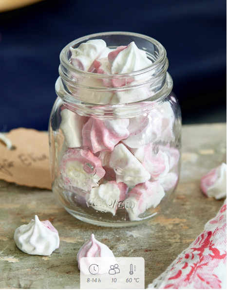 Zarte Baisertupfen mit Himbeeren