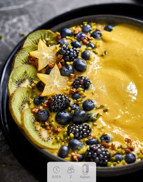 Mango-Smoothie-Bowl mit Blaubeeren
